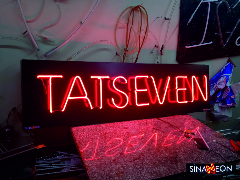 siyah kompozit üzeri kırmızı neon tabela
